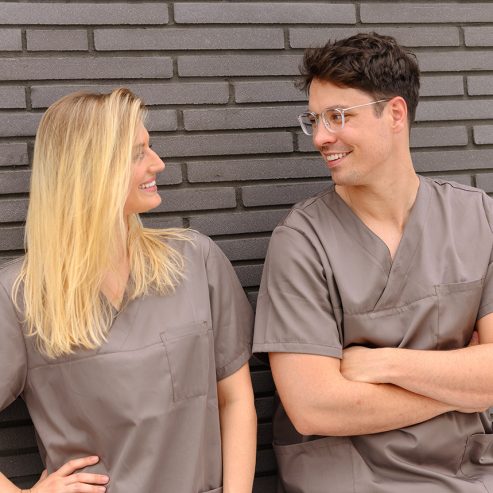 Dr. Antonia Herrmann und Dr. Sebastijan Mormer lächeln und schauen sich an