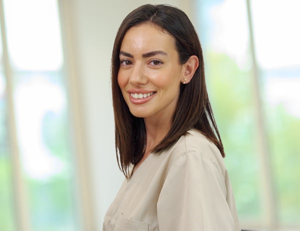 Ayca Senel Köse Zahnarzt Stuttgart WEISS32