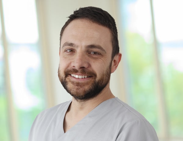 Herr Miljan Acimovic, Zahntechniker min Zahnarzt Stuttgart WEISS32