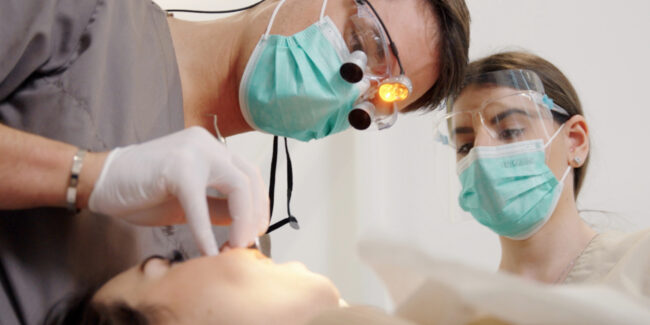 Entzündungen bekämpfen, Zähne erhalten Die chirurgische Wurzelbehandlung Chirurgische Wurzelbehandlung – Entzündungen bekämpfen, Zähne erhalten WEISS32