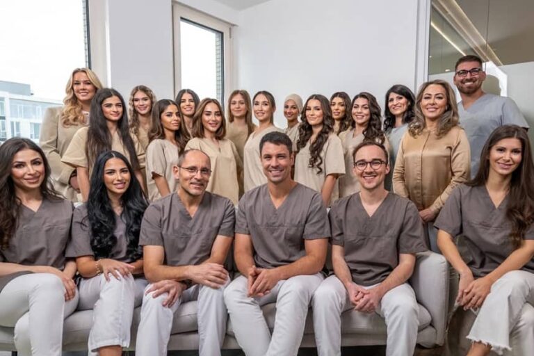 arzte team neue 2025 weiss32-min Praxisteam des WEISS32 Zahnzentrums Stuttgart-Degerloch