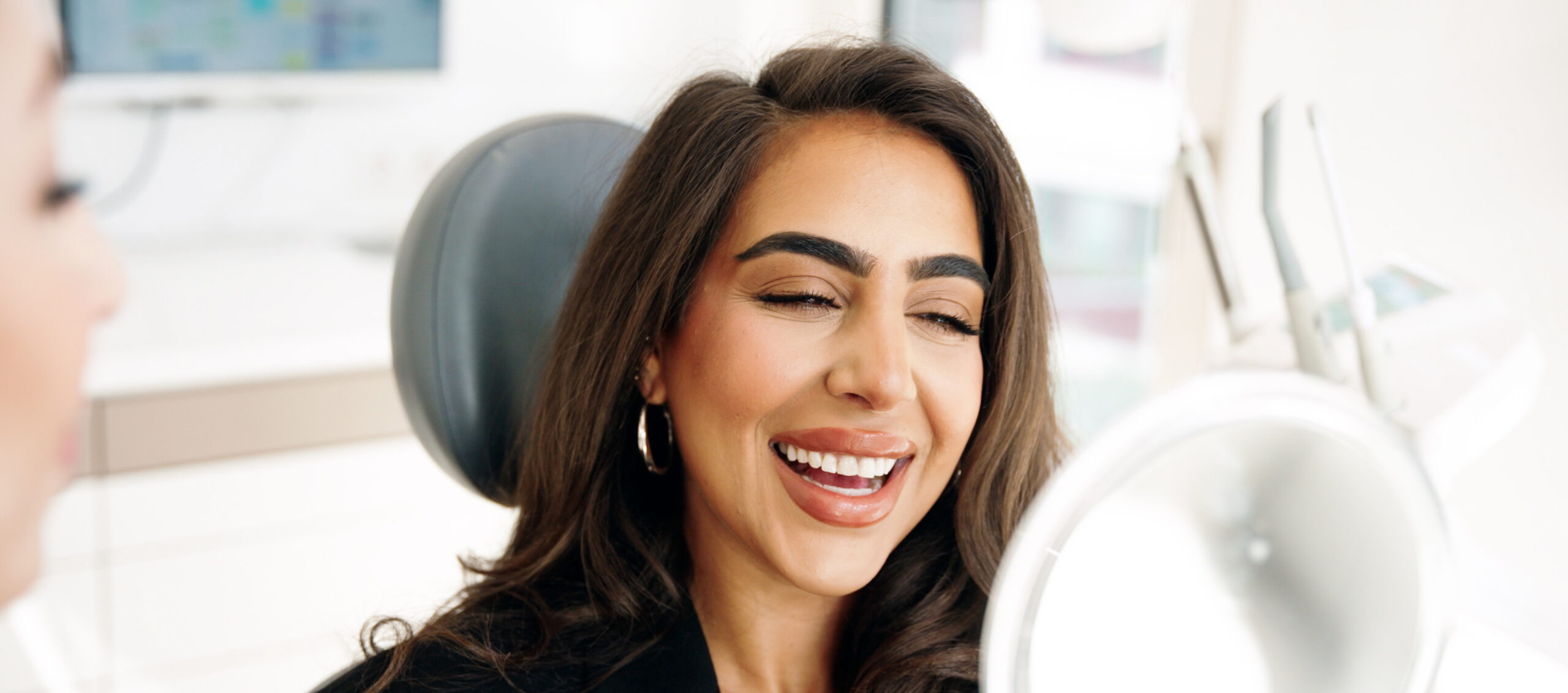 Lächelnde Frau mit strahlend weißen Zähnen nach Lumineers-Behandlung bei WEISS32 Stuttgart