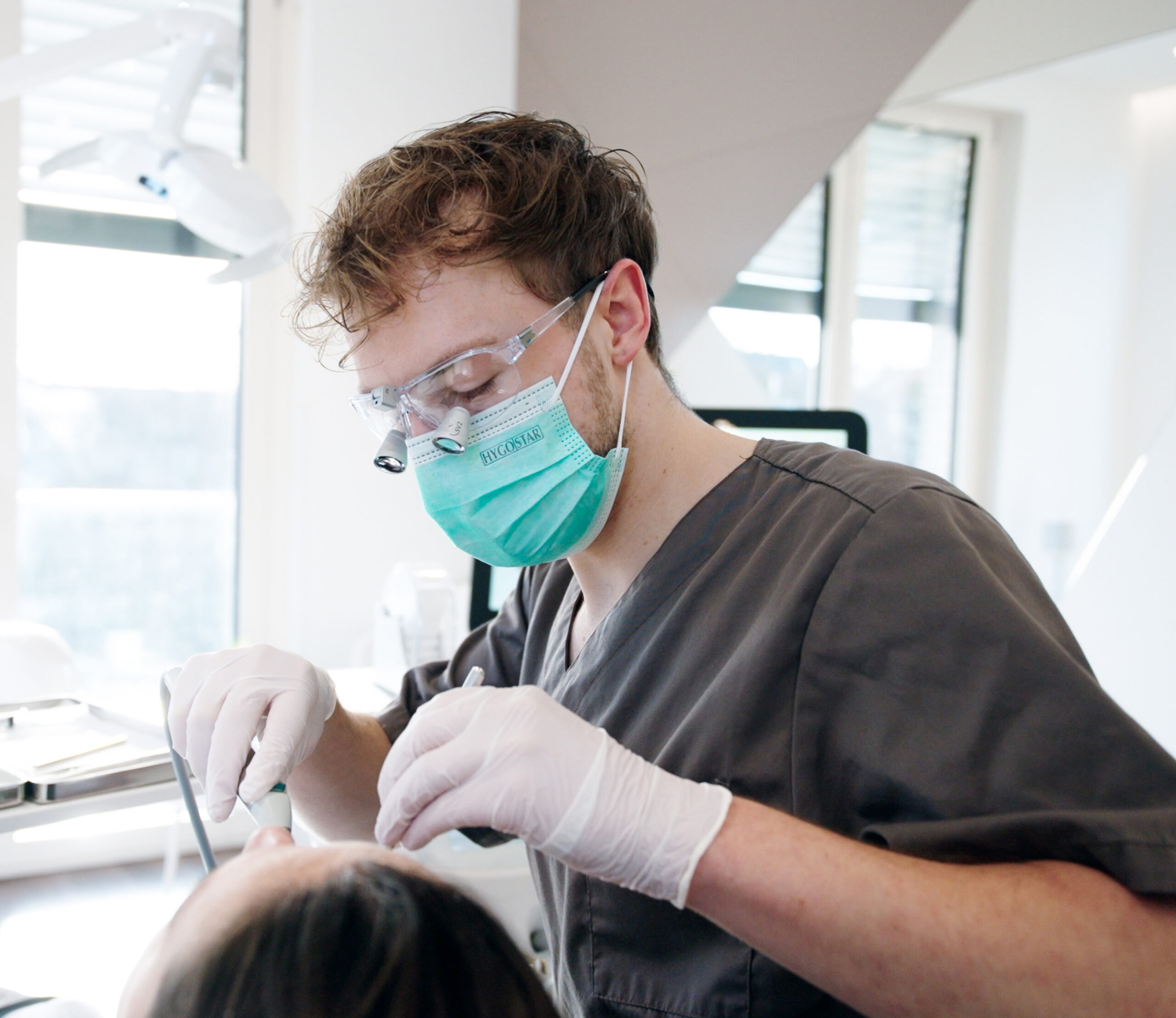 Nahaufnahme eines natürlichen Lächelns mit Lumineers-Veneers bei WEISS32 Stuttgart